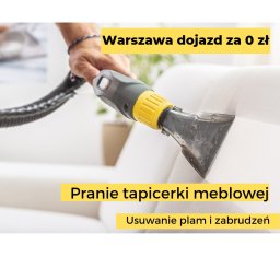Wyszorowanii - pranie tapicerki i wykładzin - Czyszczenie jasnej sofy za pomocą odkurzacza piorącego, widoczna dysza z żółtymi elementami i fragment węża, w tle roślina doniczkowa.