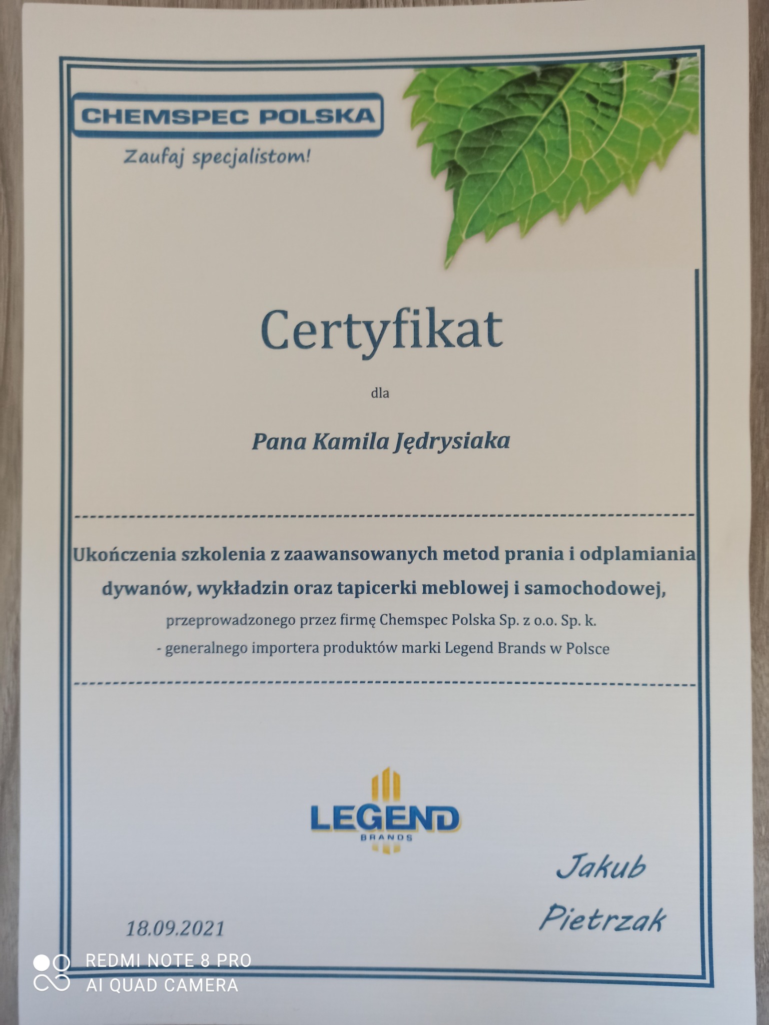 Certyfikat ukończenia szkolenia z zaawansowanych metod prania i odplamiania dywanów, wykładzin oraz tapicerki meblowej i samochodowej, wydany przez firmę Chemspec Polska dla Pana Kamila Jędrysiaka.