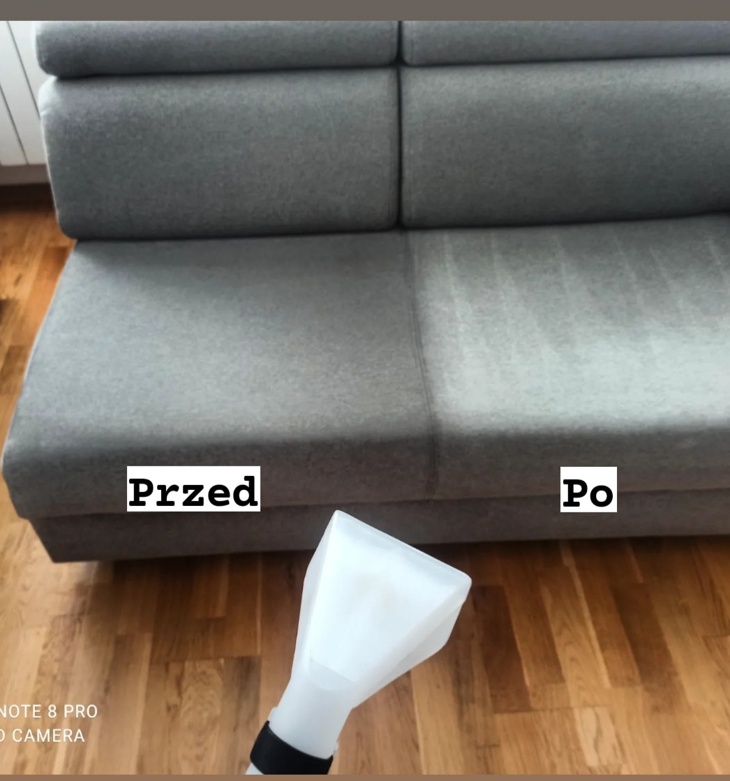 Szara sofa z widoczną różnicą w czystości: lewa strona 'Przed', prawa strona 'Po', biała dysza odkurzacza piorącego na pierwszym planie.