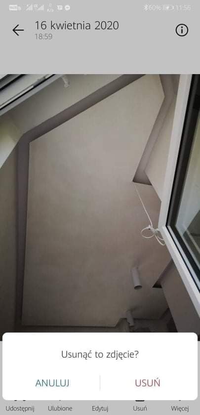 Nisko kątowe ujęcie sufitu z wykończonymi gładziami, widoczna biała rama okienna i wystające elementy konstrukcyjne, z nałożonym interfejsem telefonu z pytaniem o usunięcie zdjęcia.