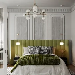 Nowoczesna sypialnia z zielonym, welurowym zagłówkiem, geometrycznym dywanem i dekoracyjną lampą sufitową z kulistymi kloszami.