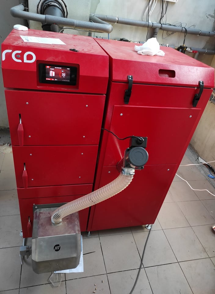 Montaż kotła stałopalnego na pellet Hezitechnik Daspell 20 kw z grupą pompową oraz pełnym sterowaniem.