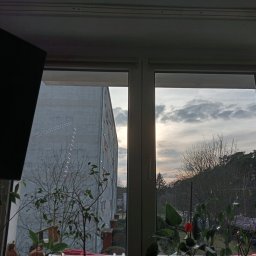 Okno w salonie połączone z drzwiami balkonowymi