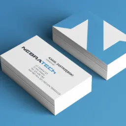 Dwa stosy wizytówek firmy Nebratech na niebieskim tle, jeden z logo w kolorze błękitnym, drugi z danymi kontaktowymi właściciela Kamila Jastrzębskiego.