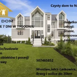Zdjęcie przedstawia nowoczesny, dwupiętrowy dom z szarymi ścianami i dużymi oknami, otoczony zadbanym trawnikiem. Na zdjęciu widoczny jest napis 'NOWY DOM SPRZĄTANIE 7 DNI W TYGODNIU' oraz lista...