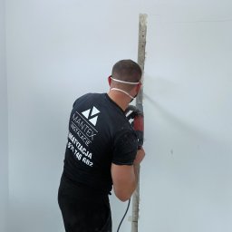 Mantex Instalacje - Wykucie bruzdy pod instalację klimatyzacji – etap przygotowawczy pod montaż.