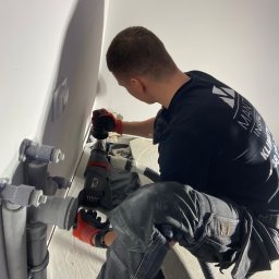 Mantex Instalacje - Precyzyjne wykonanie przewiertu pod instalację chłodniczą – etap przygotowawczy montażu klimatyzacji.