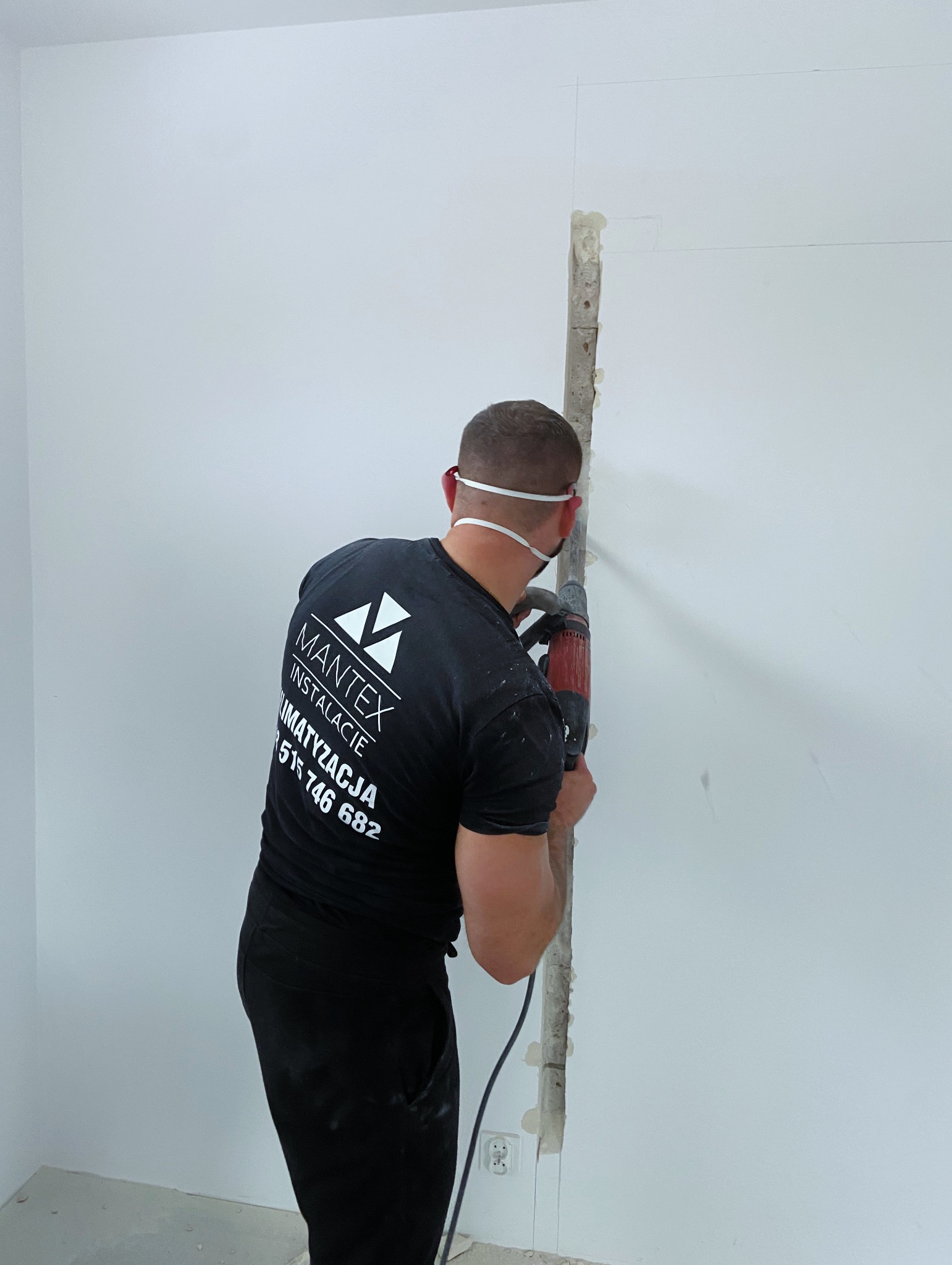 Wykucie bruzdy pod instalację klimatyzacji – etap przygotowawczy pod montaż.