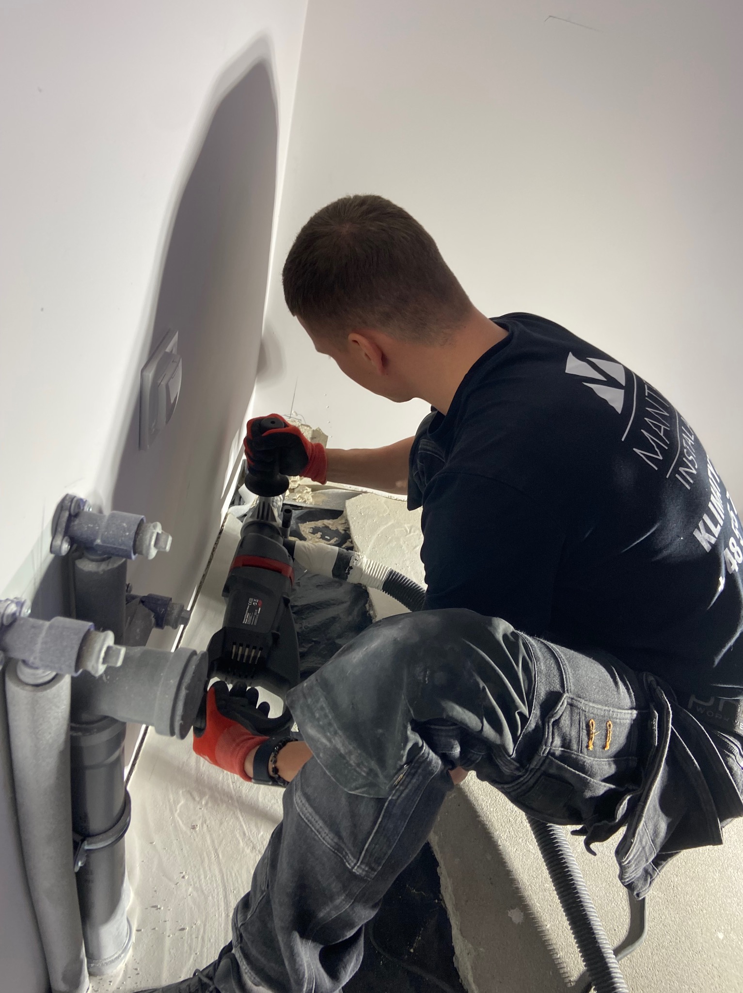 Precyzyjne wykonanie przewiertu pod instalację chłodniczą – etap przygotowawczy montażu klimatyzacji.