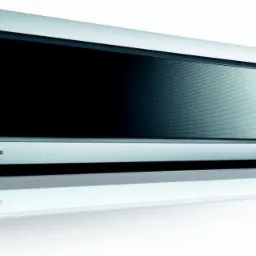 Klimatyzator ścienny LG w kolorze srebrnym, z otwartą klapką wylotu powietrza, widoczny na białym tle z odbiciem.