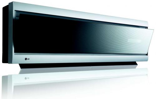 Klimatyzator ścienny LG w kolorze srebrnym, z otwartą klapką wylotu powietrza, widoczny na białym tle z odbiciem.
