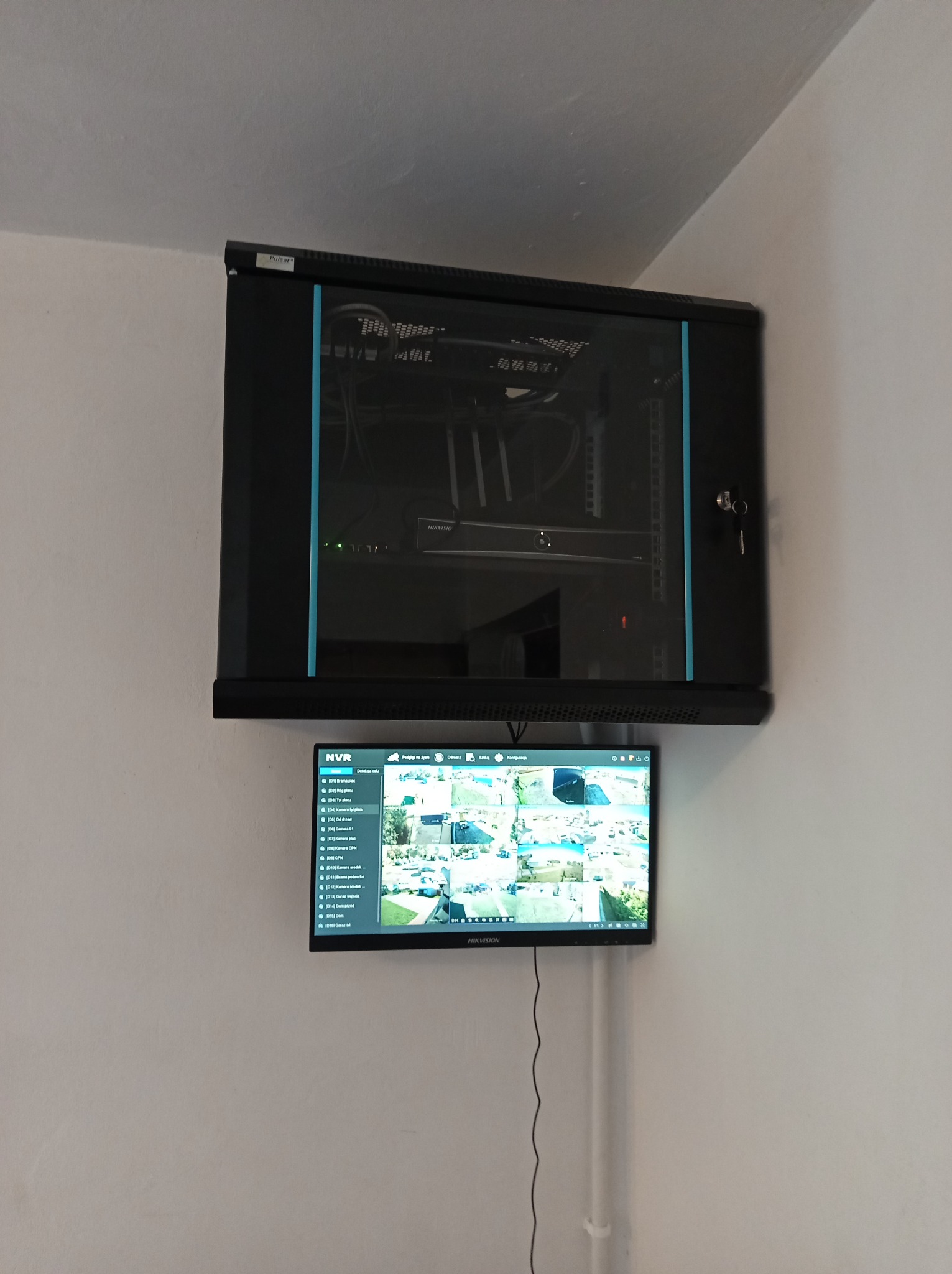 System monitoringu wizyjnego w Brzózie Królewskiej: szafa rack z rejestratorem i monitor z podglądem z kamer.