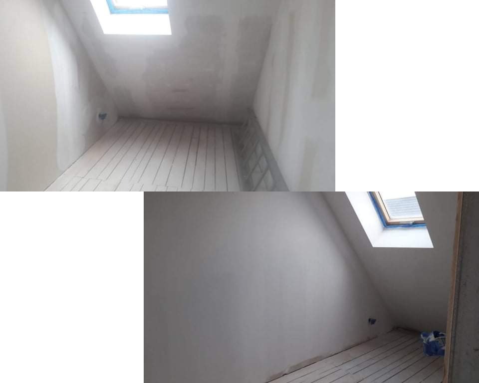 Poddasze w trakcie prac wykończeniowych, widoczne szpachlowane ściany, drewniana podłoga, drabina oparta o ścianę i okno dachowe z niebieską folią zabezpieczającą.