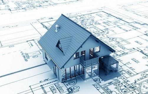 Model domu 3D w kolorze niebieskim, umieszczony na planie architektonicznym z detalami technicznymi, ukazujący wizualizację projektu.