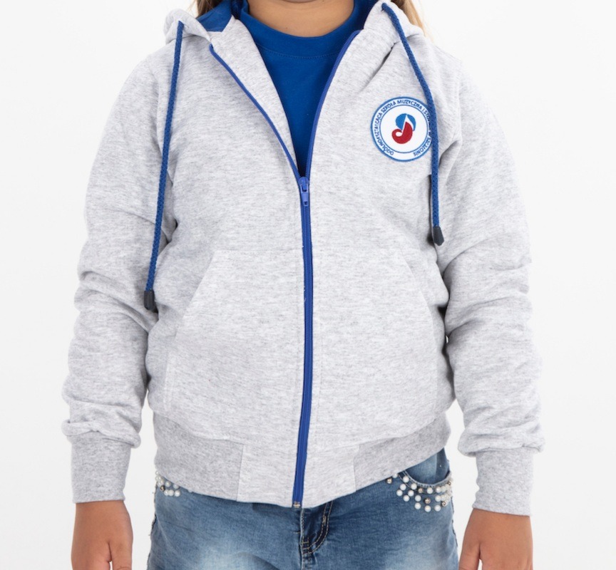 Szara rozpinana bluza z kapturem dla dziecka, z niebieskimi detalami i naszywką szkoły muzycznej, prezentowana na jasnym tle.