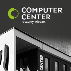 Logo firmy Computer Center na tle fragmentu nowoczesnego budynku biurowego z czarno-białą fasadą i zielonym akcentem w logo. Widoczny napis 'łączymy wiedzę'.