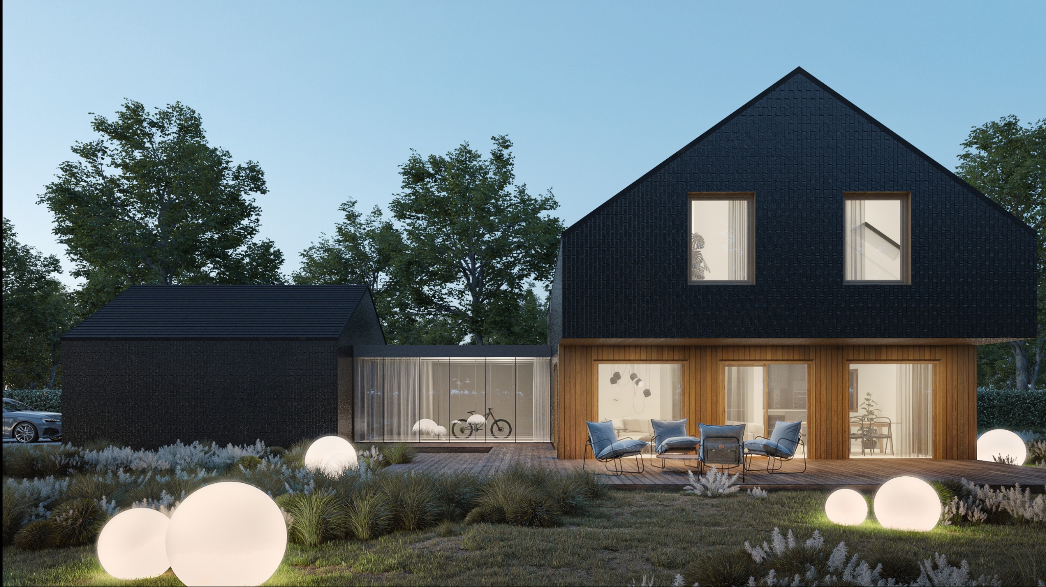Nowoczesny dom z czarną elewacją i drewnianymi panelami, oświetlony kulistymi lampami ogrodowymi, z przeszklonym łącznikiem i tarasem z niebieskimi krzesłami.