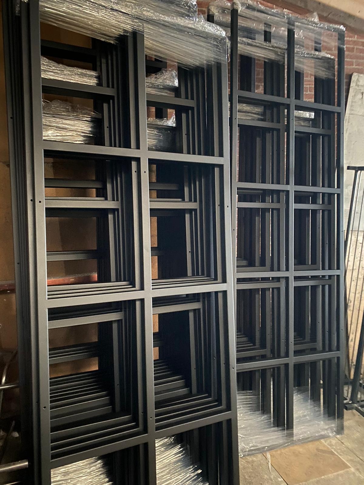 Ramy stalowe pomalowane prążkowo 9005 wykonanie przez naszą firmę Dali