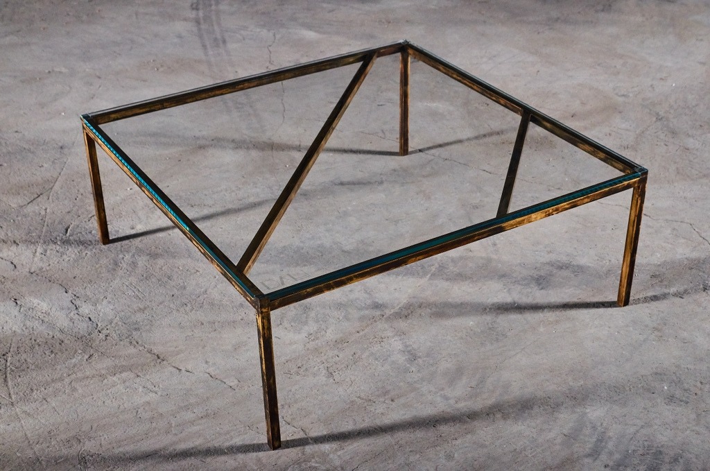 Stolik kawowy Dali-Plama, wykonany z mosiądzu.