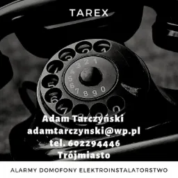 Czarno-białe zbliżenie na stary telefon stacjonarny z tarczą numeryczną, nakładający się na dane kontaktowe firmy: nazwa, adres e-mail, numer telefonu i lokalizacja Tr&oacute;jmiasto, z dopiskiem na dole:...