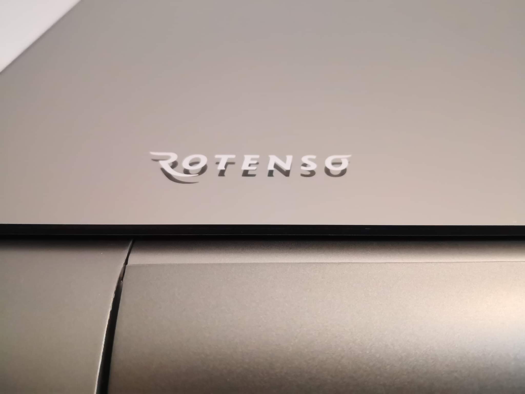 Szczegółowe ujęcie szarej obudowy urządzenia z widocznym logo 'ROTENSO' w górnej części kadru.