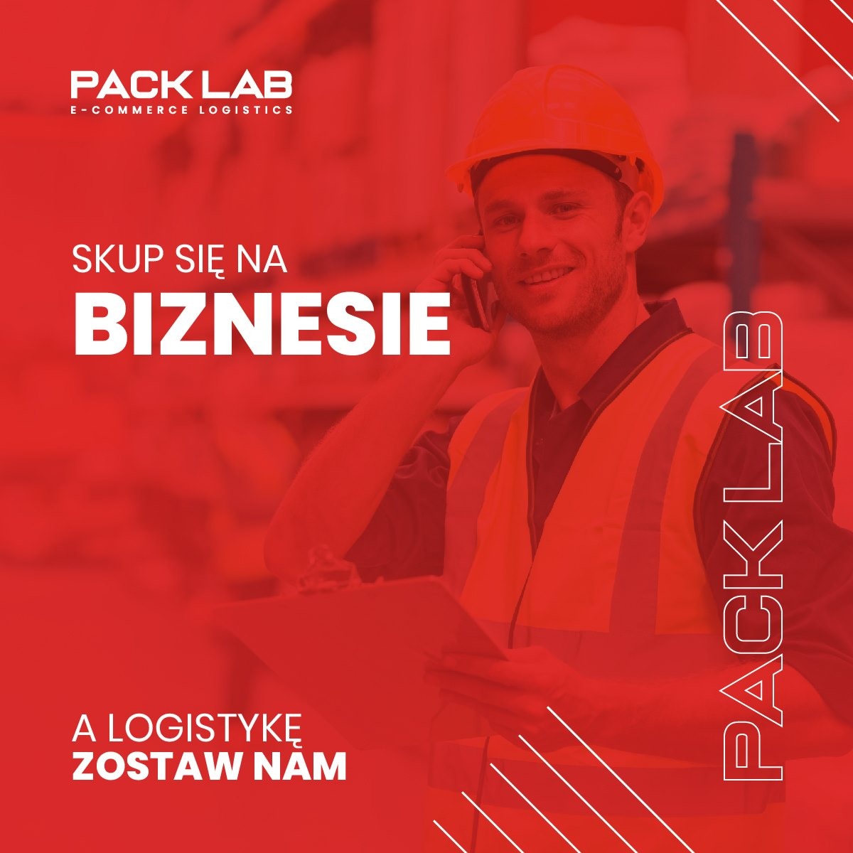 Uśmiechnięty pracownik w kasku i kamizelce odblaskowej rozmawia przez telefon, w tle regały magazynowe, branding firmy logistycznej Pack Lab.