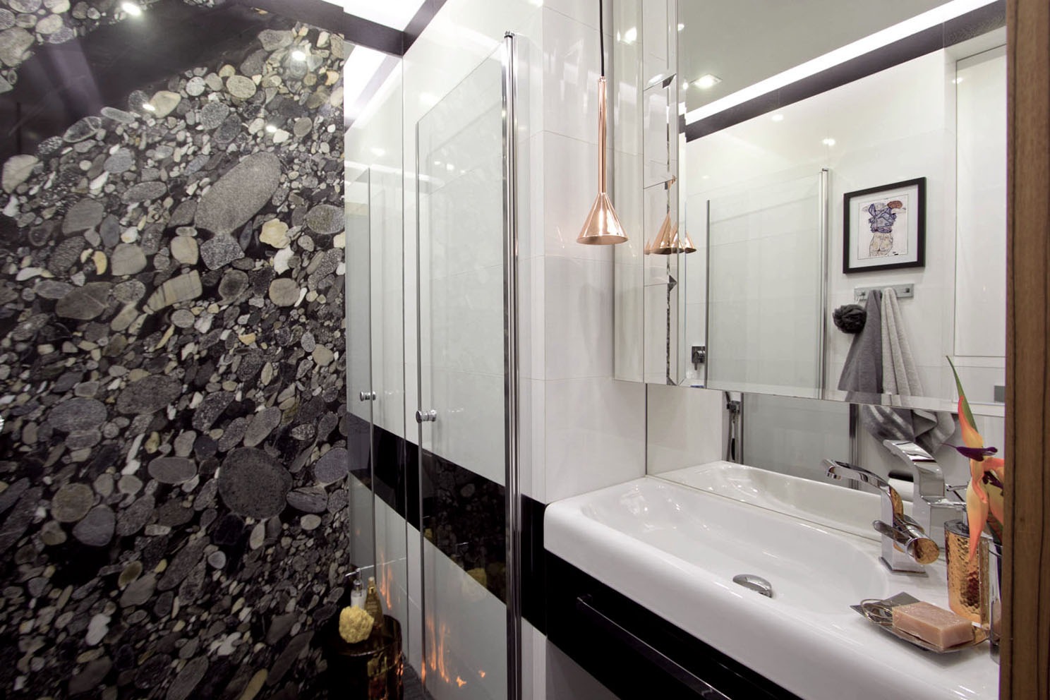 mała łazienka z prysznicem