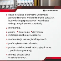 Rozdzielnica elektryczna z bezpiecznikami, widoczne przewody i elementy instalacji, ujęcie z góry.