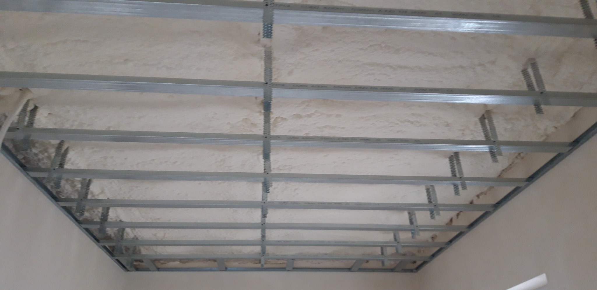 Poddasze w Sochaczewie po ociepleniu pianą PUR, widoczna konstrukcja metalowa pod płyty gipsowo-kartonowe.