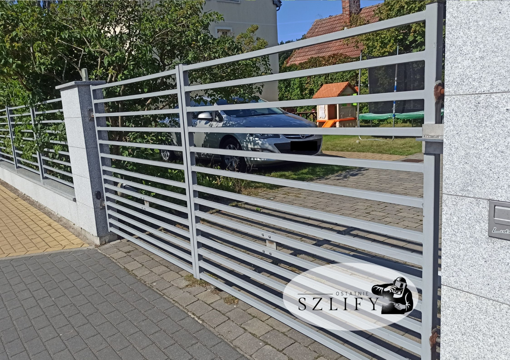 Brama dwuskrzydłowa rozwierana - profil cienki