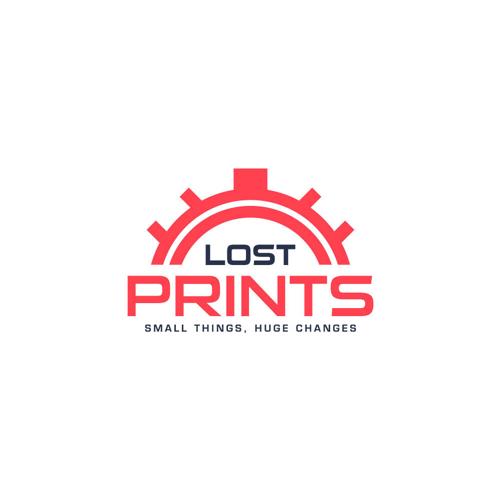 Logo firmy Lost Prints: czerwona zębatka w kształcie półkola nad napisem 'PRINTS' w kolorze czerwonym, nad którym znajduje się napis 'LOST' w kolorze granatowym, a pod nim slogan 'SMALL THINGS...