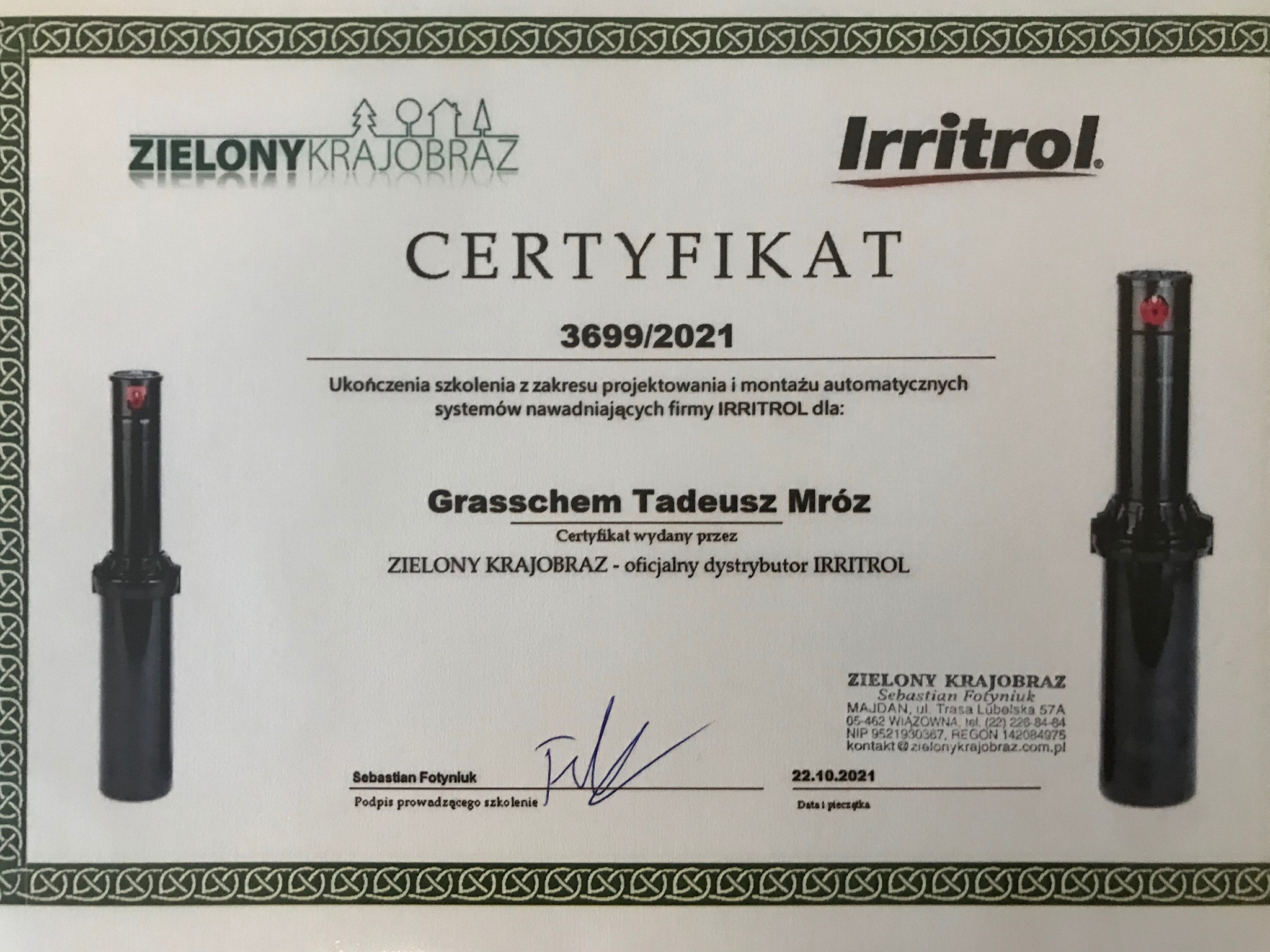 Certyfikat ukończenia szkolenia z projektowania i montażu systemów nawadniających firmy Irritrol, wydany przez Zielony Krajobraz, z dwoma dyszami nawadniającymi po bokach.