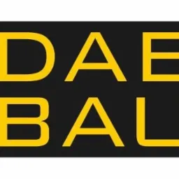 Logo firmy budowlanej DAB BAU z żółtymi literami na czarnym tle.