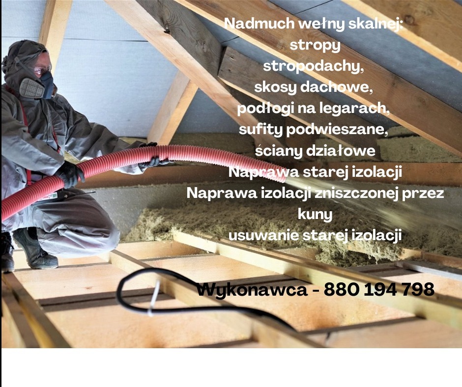 Pracownik w kombinezonie ochronnym i masce nadmuchuje wełnę mineralną na poddasze przez czerwoną rurę, widoczne krokwie i legary, izolacja poddasza w trakcie realizacji.