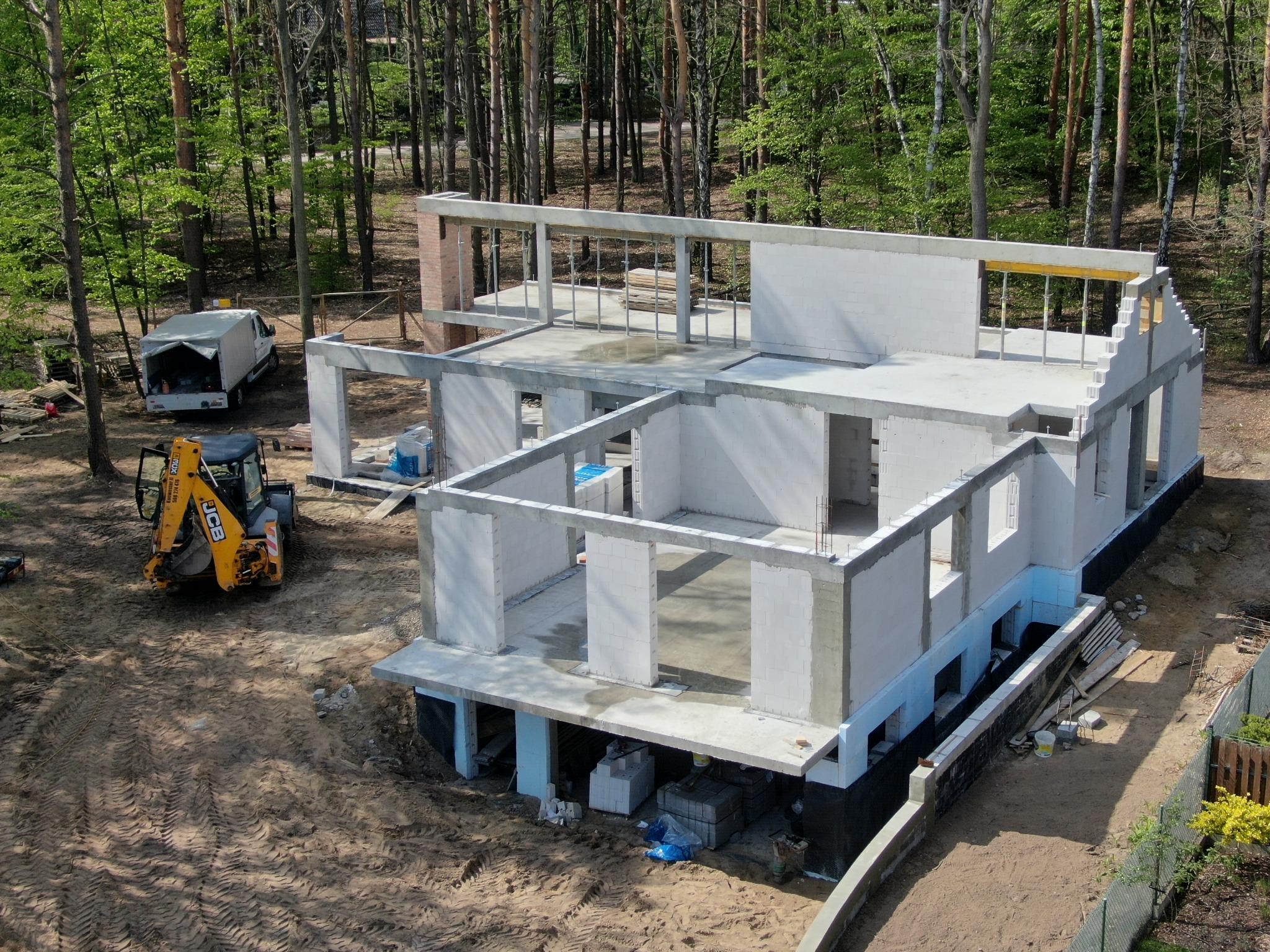 Legionowo - ściany konstrukcyjne parteru, piętra wraz z żelbetową belką kalenicową.