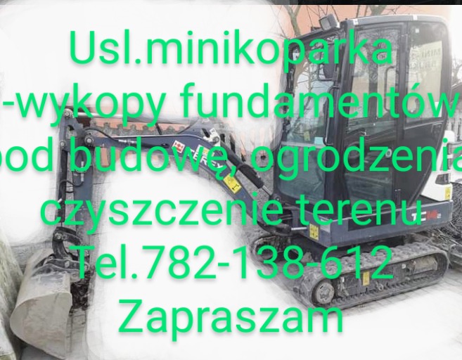 Mini koparka na gąsienicach z łyżką, z naniesionym tekstem reklamowym w jaskrawym kolorze, stojąca na placu budowy.