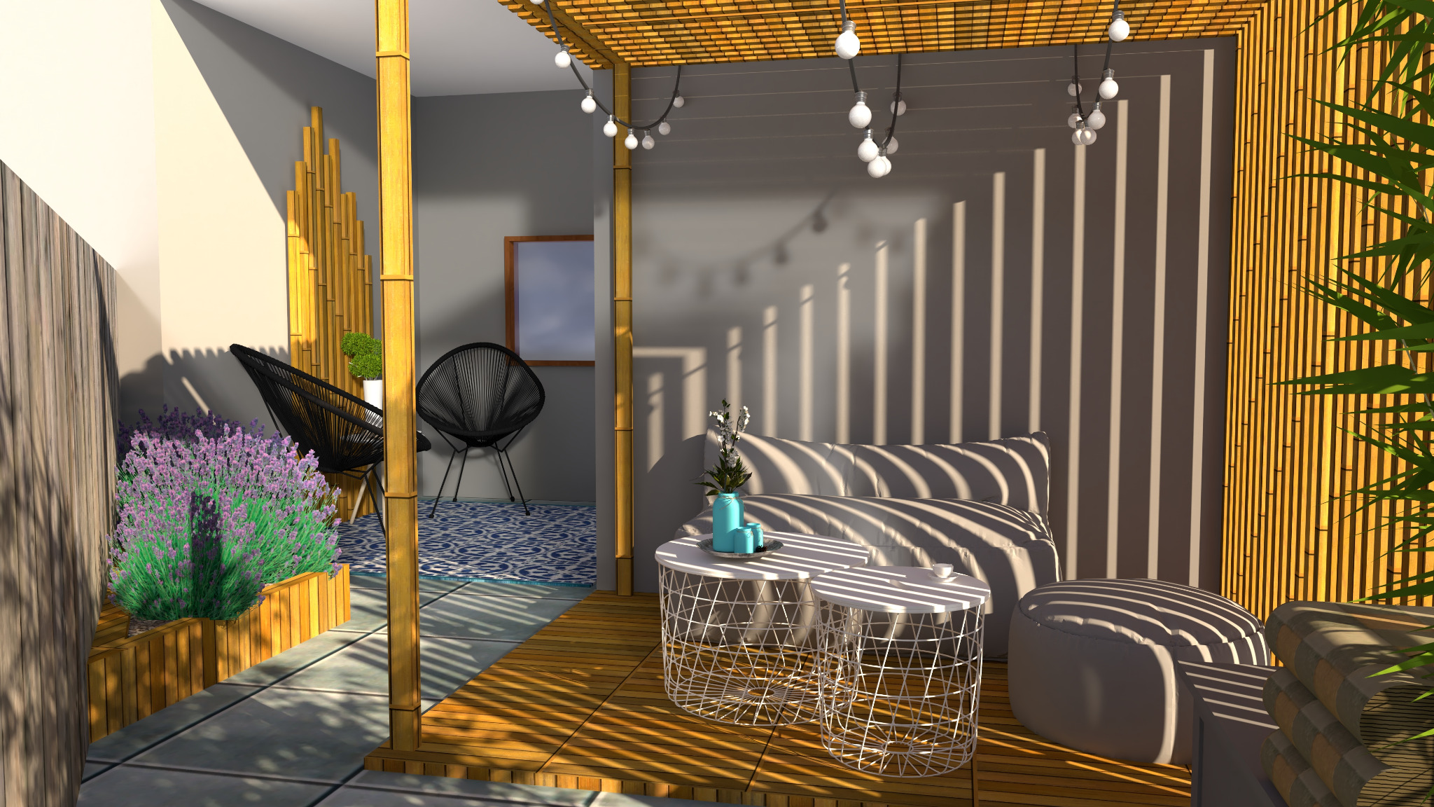 Aranżacja balkonu z bambusowymi elementami, rattanowymi krzesłami, białymi stolikami drucianymi i fioletową lawendą w donicy.