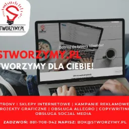 Laptop z wyświetloną stroną internetową na biurku, obok filiżanka kawy i talerz z ciastkami. Widoczny fragment buta i ręce użytkownika na klawiaturze. Na ekranie logo firmy Stworzymy.pl i hasło...