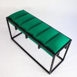 Metalowa ławka z tapicerowanym siedziskiem charakteryzująca się niebywałym komfortem siedzenia 💚
Idealna do przedpokoju jak i do salonu.
✔️Wymiary📏 
*      Długość : 100 cm
*      Szerokość : 35 cm
*      Wysokość : 50 cm
✔️Profil : 20x20x2 mm

