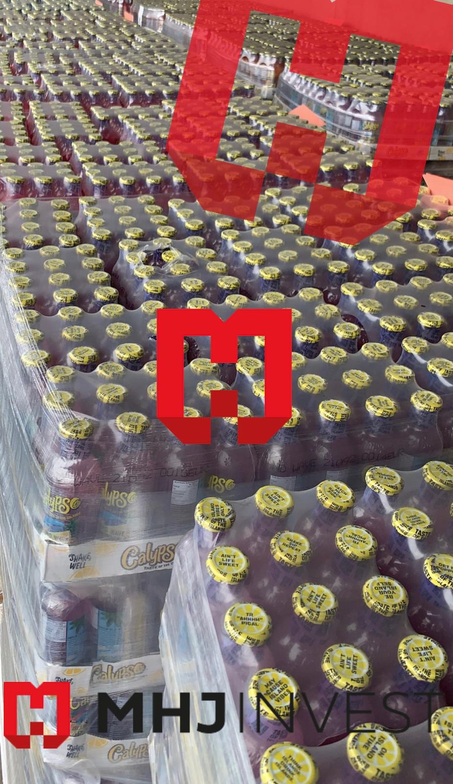 Palety zafoliowanych napojów Calypso z żółtymi zakrętkami, widoczne logo MHJI Invest na pierwszym planie.