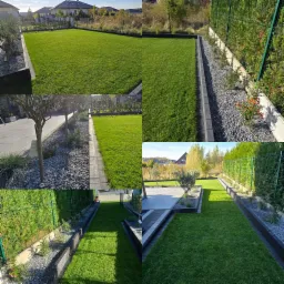 Widok z góry na zadbany trawnik z rolki, obrzeża z kostki, szpaler roślin wzdłuż ogrodzenia i wysypany kamieniem obszar z młodymi drzewkami.