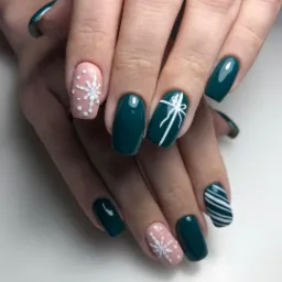 Zimowa stylizacja paznokci: ciemnozielone i pudrowo-różowe hybrydy z białymi wzorami śnieżynek, prezentu i pasków.