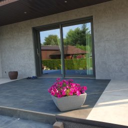 Tynk imitacja betonu połączenie z tarasem wentylowanym