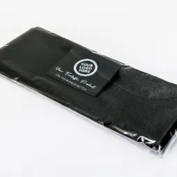 Czarny materiał tekstylny zapakowany w folię z etykietą 'Your Logo Here' od firmy z Piły, gotowy do nadruku.