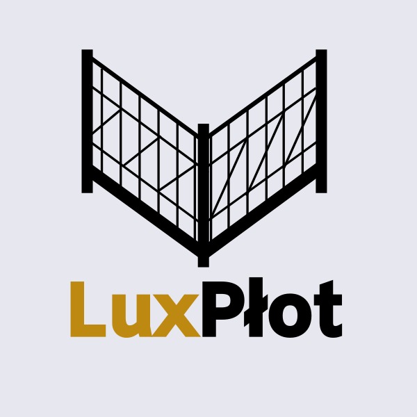 Graficzne logo firmy LuxPłot przedstawiające fragment czarnego, metalowego ogrodzenia z wypełnieniem z siatki, umieszczone nad nazwą firmy napisaną złotą i czarną czcionką na jasnoszarym tle.