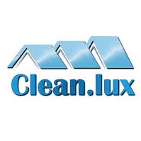 Niebieskie logo firmy Clean.lux z trzema stylizowanymi dachami powyżej nazwy, na białym tle.