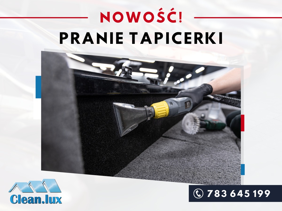 Czyszczenie tapicerki w łodzi, widoczny fragment czyszczonej powierzchni, dysza odkurzacza ekstrakcyjnego w użyciu, ręka w czarnej rękawicy, w tle szczotka czyszcząca.