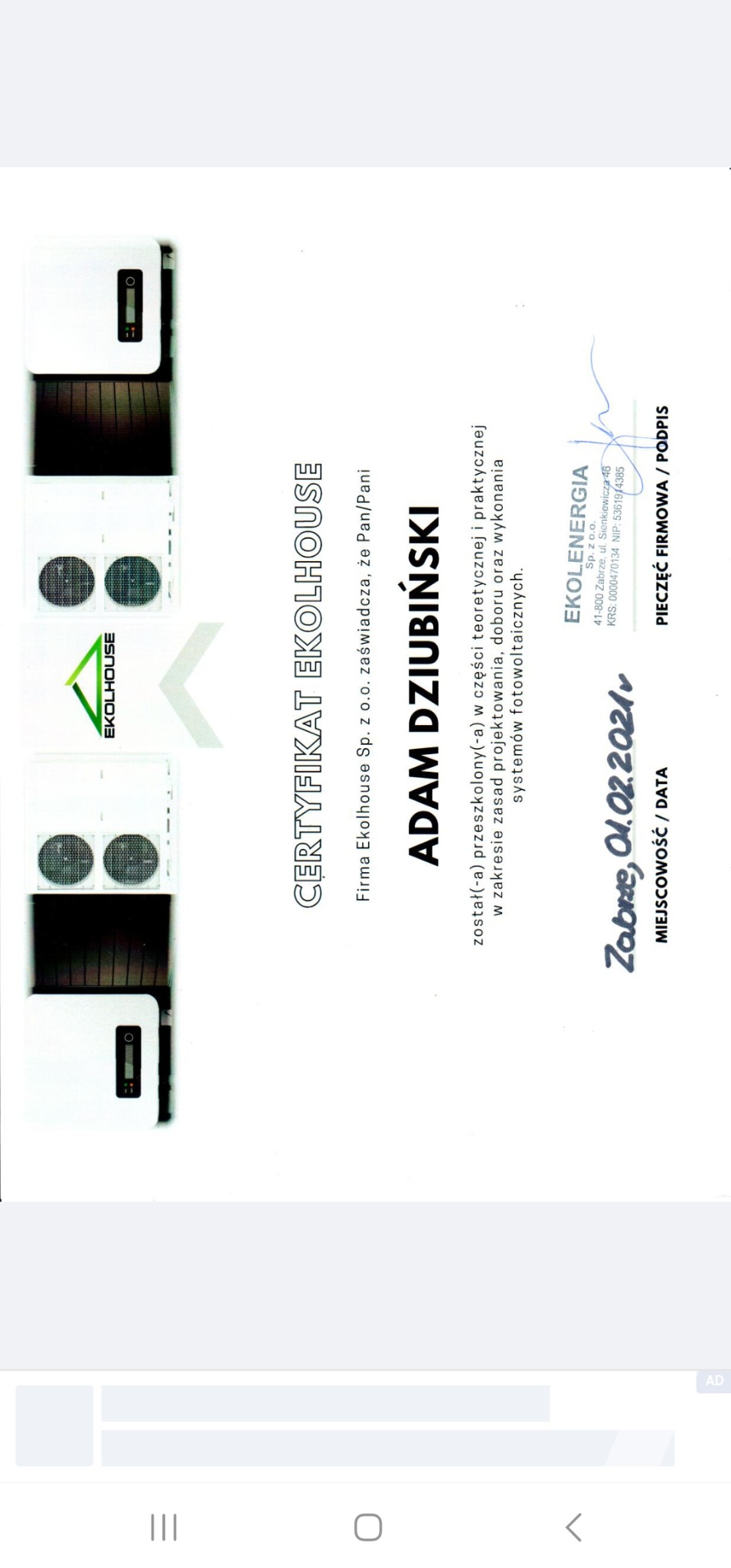 Certyfikat firmy Ekolhouse potwierdzający przeszkolenie w zakresie projektowania i wykonania systemów fotowoltaicznych, obok widoczne fragmenty urządzeń.
