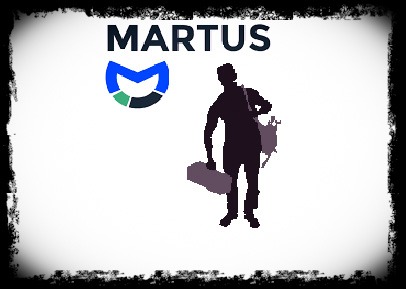 Logo firmy MARTUS z symbolem litery M w okręgu podzielonym na trzy kolory oraz sylwetką osoby z torbą na białym tle z czarną obwódką.