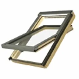 Otwarty okno dachowe FAKRO, widok od wewnątrz, drewniana rama z szarą obwódką, jasne tło.